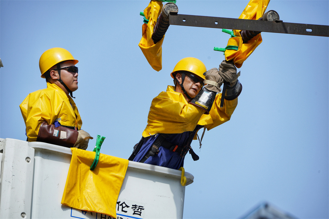 国网绵阳供电公司工作人员采用带电作业方式为绵阳市涪城区东辰小学用电扩容，为即将到来的开学季提供可靠电力保障.jpg