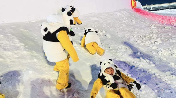 新都“小熊猫”们在哈尔滨开心玩雪2.jpg