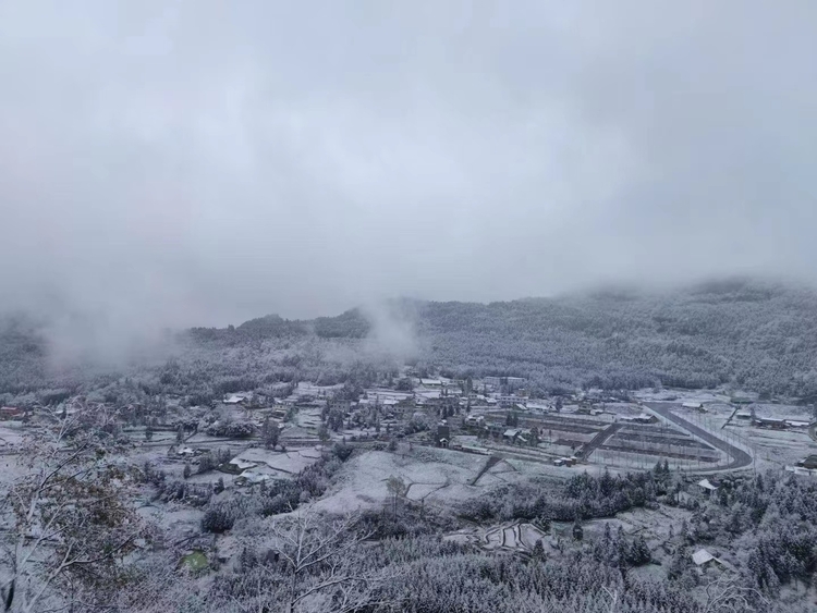 （转载）断崖式降温 泸州多地迎来今冬首场降雪