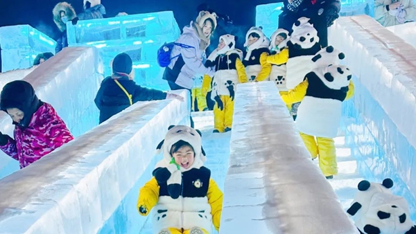 新都“小熊猫”们在哈尔滨开心玩雪1.jpg